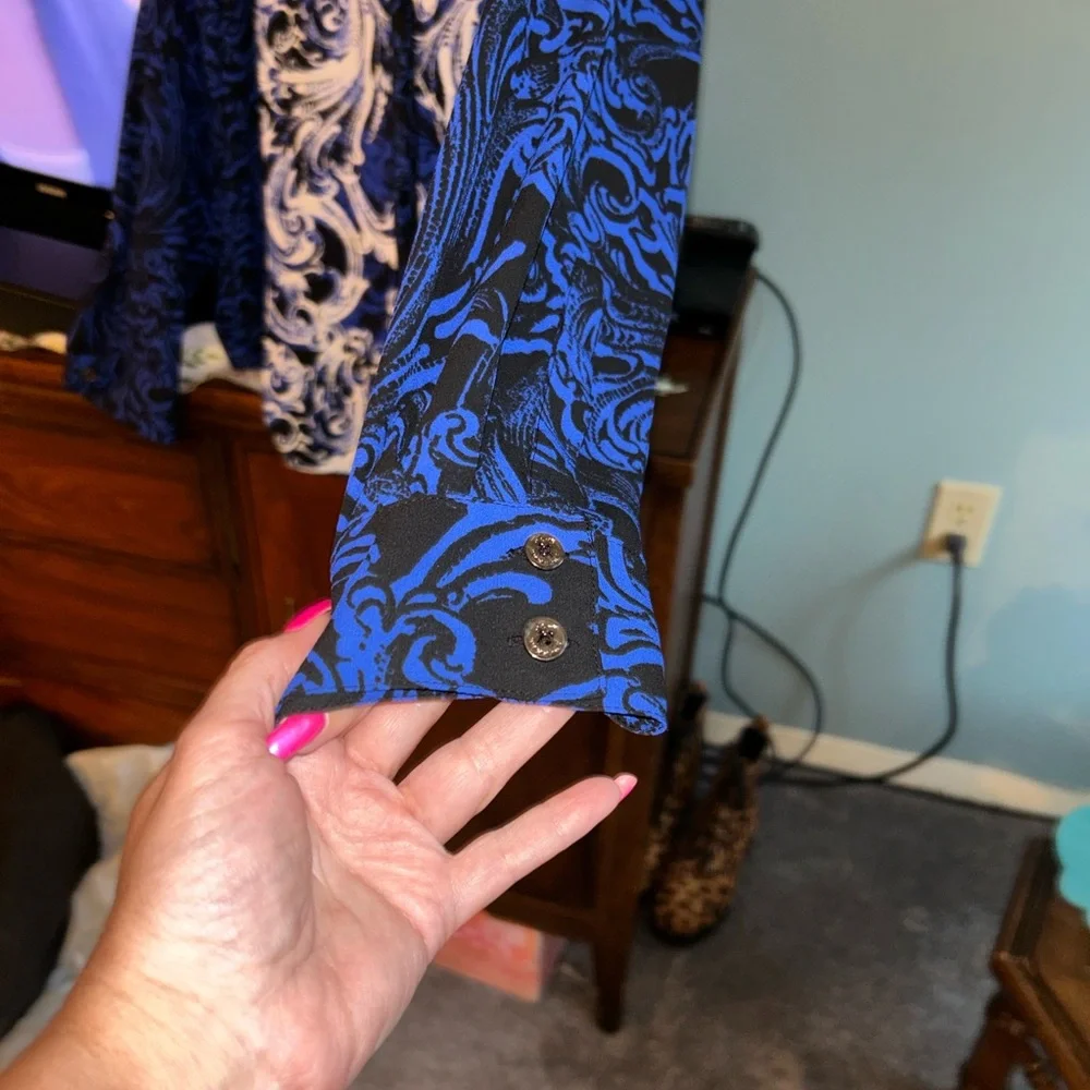 A Classy Chic Boutique Royal Blue and White Blouse - Picture 4 of 4